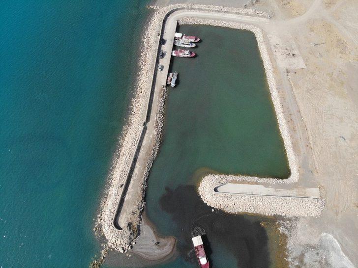 Balıkçı tekneleri kum yüzünden limana giriş-çıkışlarında sıkıntı yaşıyor G1