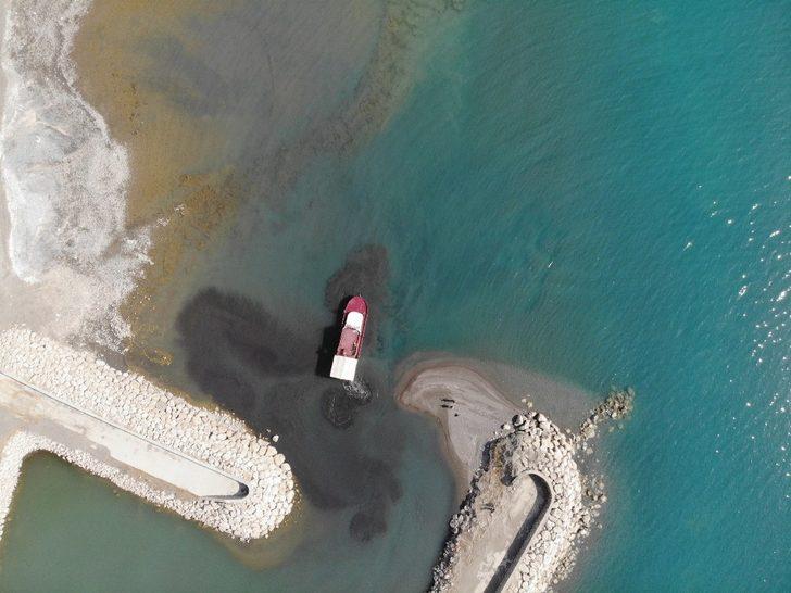 Balıkçı tekneleri kum yüzünden limana giriş-çıkışlarında sıkıntı yaşıyor G3