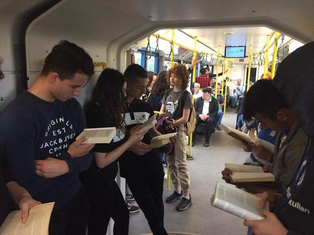 Öğrenciler metroda kitap okuyarak ‘Kitap her yerde’ mesajı verdi