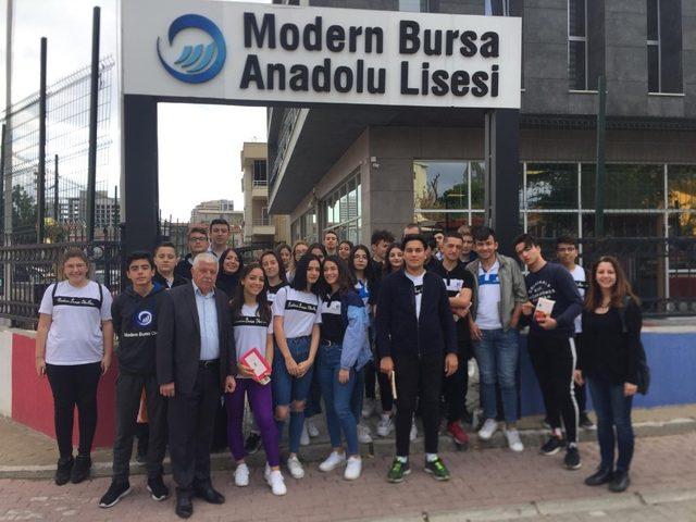 Öğrenciler metroda kitap okuyarak ‘Kitap her yerde’ mesajı verdi