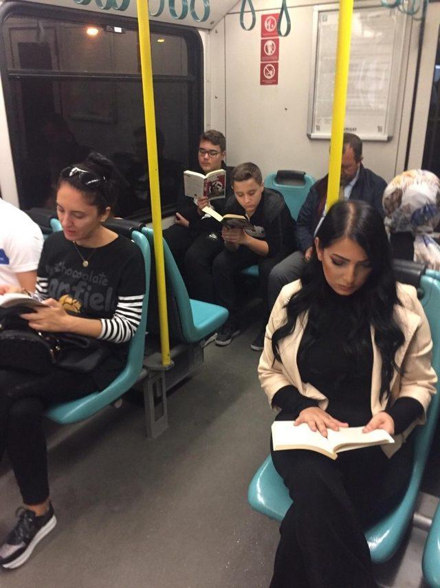 Öğrenciler metroda kitap okuyarak ‘Kitap her yerde’ mesajı verdi