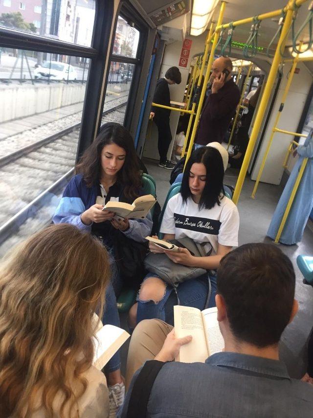Öğrenciler metroda kitap okuyarak ‘Kitap her yerde’ mesajı verdi