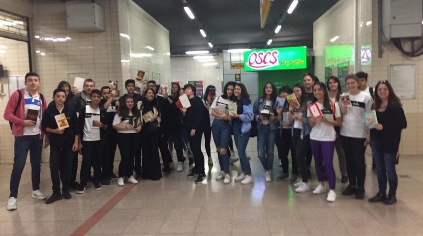 &Ouml;ğrenciler metroda kitap okuyarak &lsquo;Kitap her yerde&rsquo; mesajı verdi