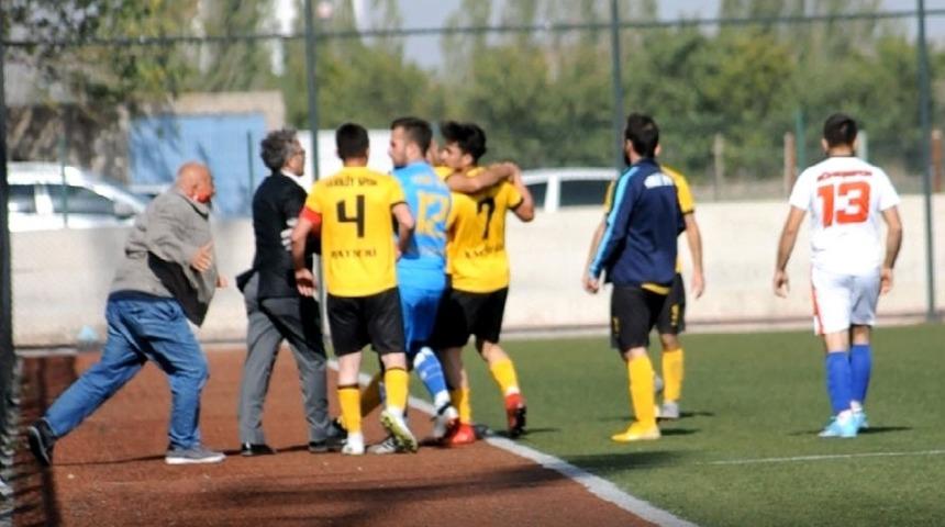 Kul&uuml;p Başkanı, futbolcusunu d&ouml;vd&uuml;