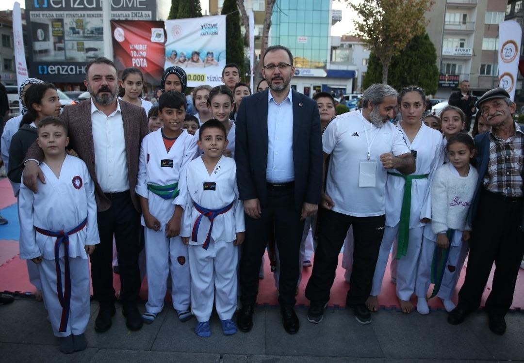 Bakan Kasapoğlu: &ldquo;İnternetin cazibesini bir kenara bırakıp, kendini spora, sanata, k&uuml;lt&uuml;re adayan gen&ccedil;leri tebrik ediyorum&rdquo;