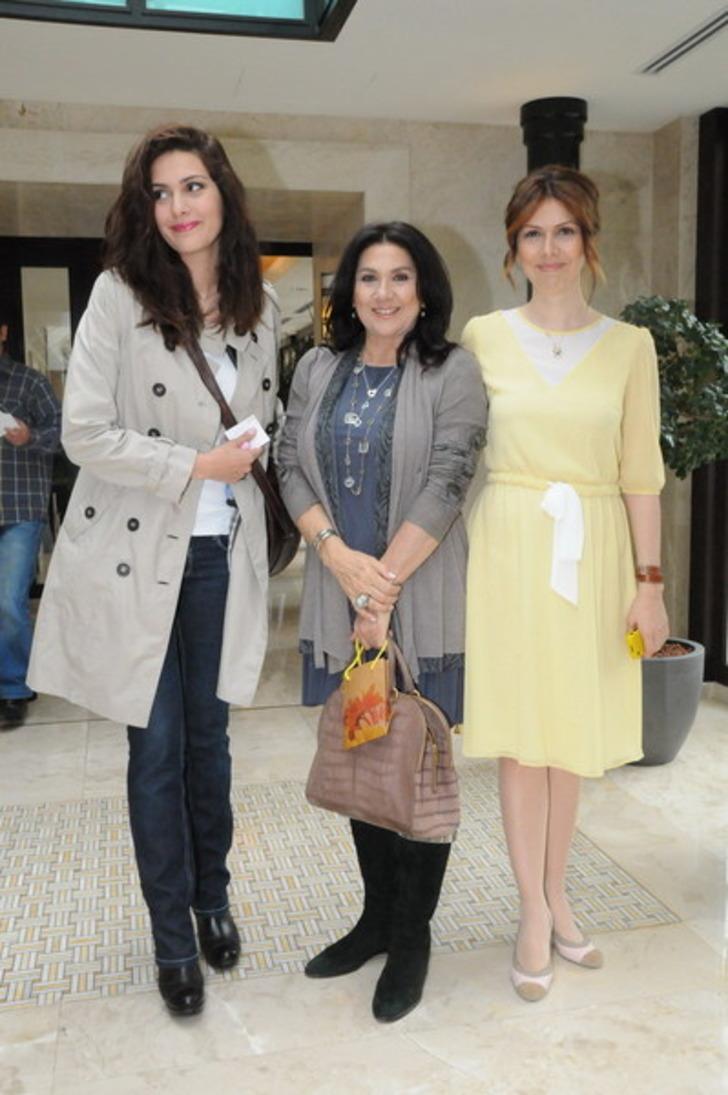 Bergüzar Korel'in ablası Zeynep Korel Amerika'da evlere temizliğe gidiyor G3