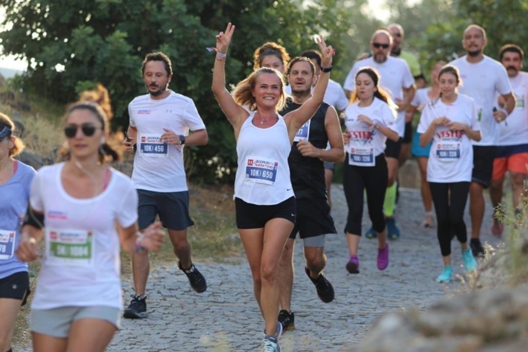 Bodrum yarı maratonu renkli g&ouml;r&uuml;nt&uuml;lere sahne oldu