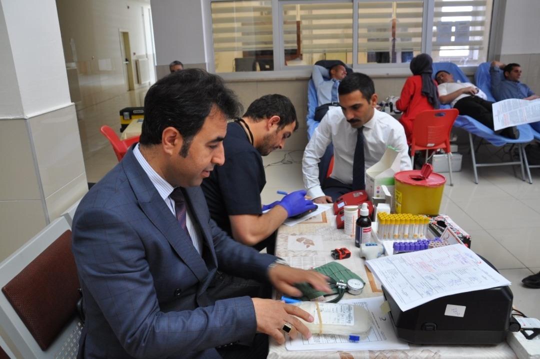 Kars Adliyesi &ccedil;alışanlarından Kızılay&rsquo;a kan bağışı