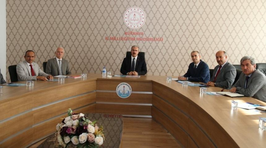 Vali Toraman: Saha çalışması yapılarak okuma yazma bilmeyen kişilere ulaşılmalı