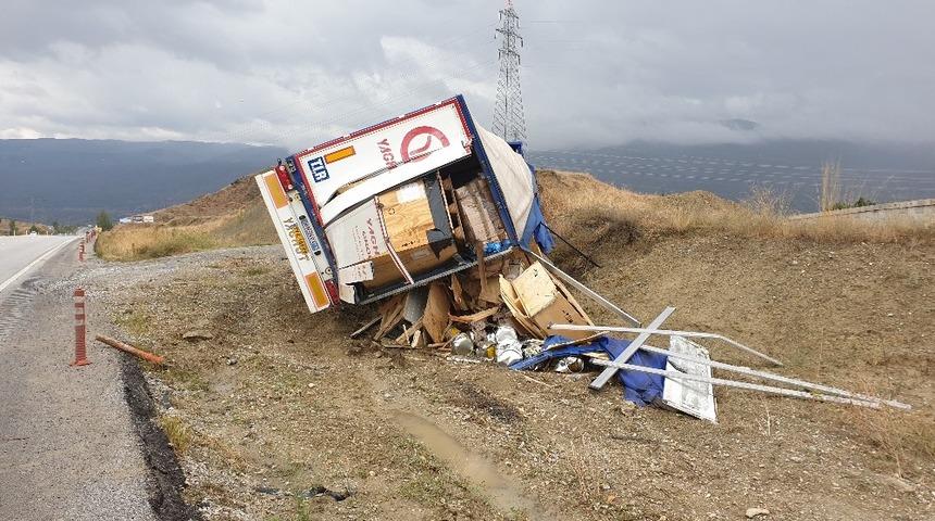 Tosya’da kontrolden çıkan tır devrildi: 1 yaralı
