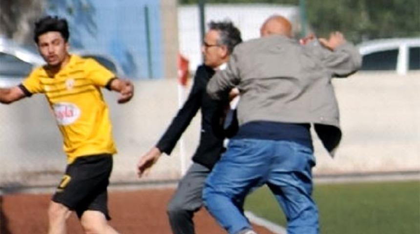 Amatör maçta başkan sahaya girip futbolcusunu dövdü