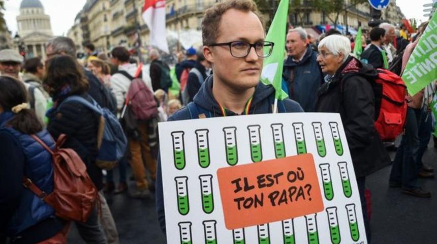 Y&uuml;zlerce kişi sokağa d&ouml;k&uuml;ld&uuml;! Protesto sebebi: T&uuml;p bebek!