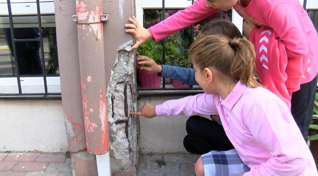 Küçükçekmece'de velilerden duvarlarında çatlaklar bulunan okul önünde eylem 