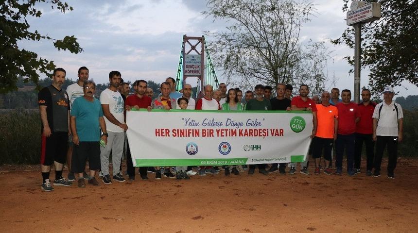 Yetim &ccedil;ocuklarla y&uuml;r&uuml;d&uuml;ler