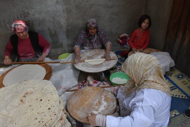 Boyabatlı kadınların kış için ekmek hazırlığı