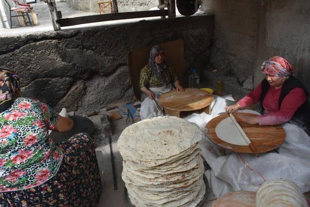 Boyabatlı kadınların kış için ekmek hazırlığı