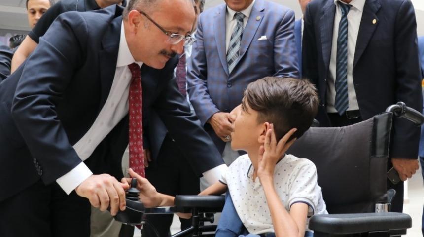 Engelli &ccedil;ocuğun bilgisayar isteği yerine getirildi