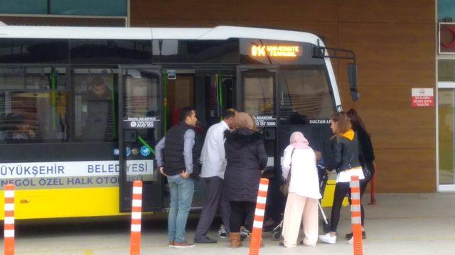 Otobüs şoförü, fenalaşan kalp hastası kadını hastaneye götürdü