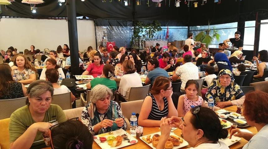 Onkoloji servisinde tedavi g&ouml;ren &ccedil;ocuklar yararına kahvaltı