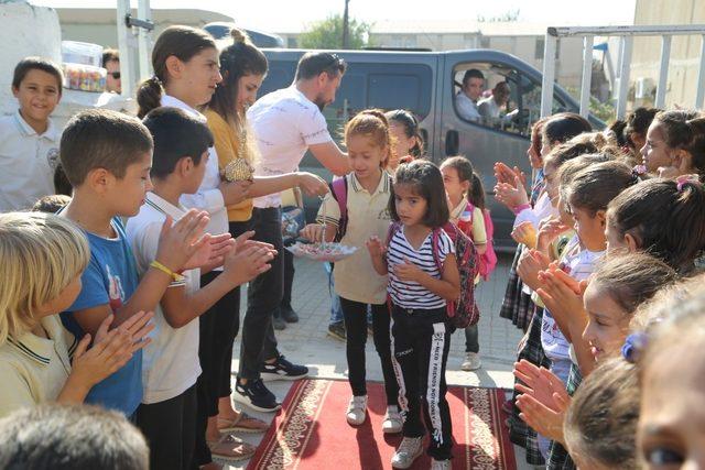 Öğrencileri ’Kırmızı Halı’ sererek karşıladı