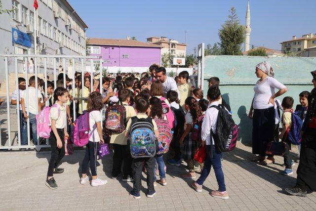 Öğrencileri ’Kırmızı Halı’ sererek karşıladı