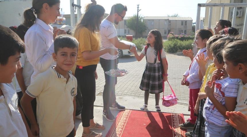 &Ouml;ğrencileri &rsquo;Kırmızı Halı&rsquo; sererek karşıladı