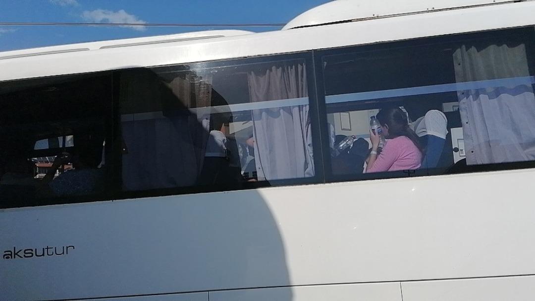 Manavgat&rsquo;ta tur midib&uuml;s&uuml; tur otob&uuml;s&uuml;ne arkadan &ccedil;arptı : 6 yaralı