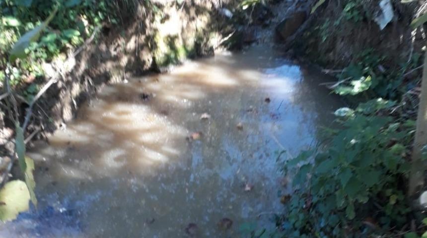 K&ouml;y&uuml;n lağım gideri bah&ccedil;esine dolan kadın isyan etti