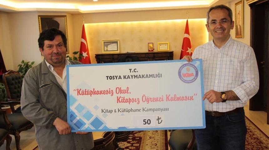 Ayakkabı boyayarak kazandığı 50 lirayı k&uuml;t&uuml;phaneye bağışladı