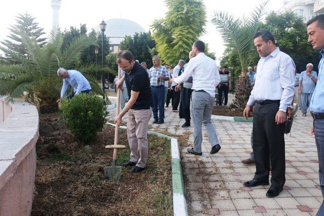 Tarsus Müftülüğü’nden fidan dikimi