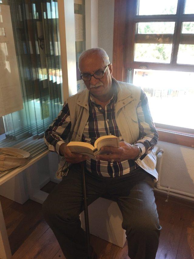 Koca çınarlar Atatol Behramoğlu Kitaplığını gezdi