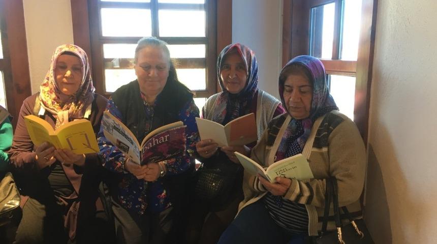 Koca &ccedil;ınarlar Atatol Behramoğlu Kitaplığını gezdi