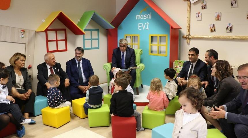 Vali G&uuml;rel, bebeklere masal anlattı