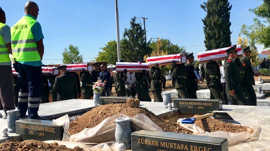 Rumların katlettiği Kıbrıslı T&uuml;rk şehitler 45 yıl aradan sonra defnedildi
