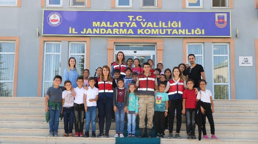 Jandarma &ccedil;ocukları sevindirdi
