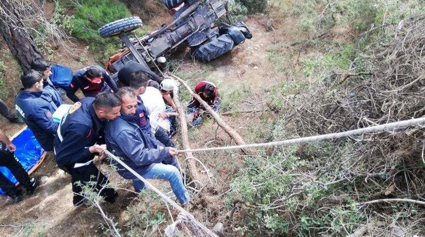 Trakt&ouml;rle 15 metreden u&ccedil;tu, yaralı olarak kurtuldu