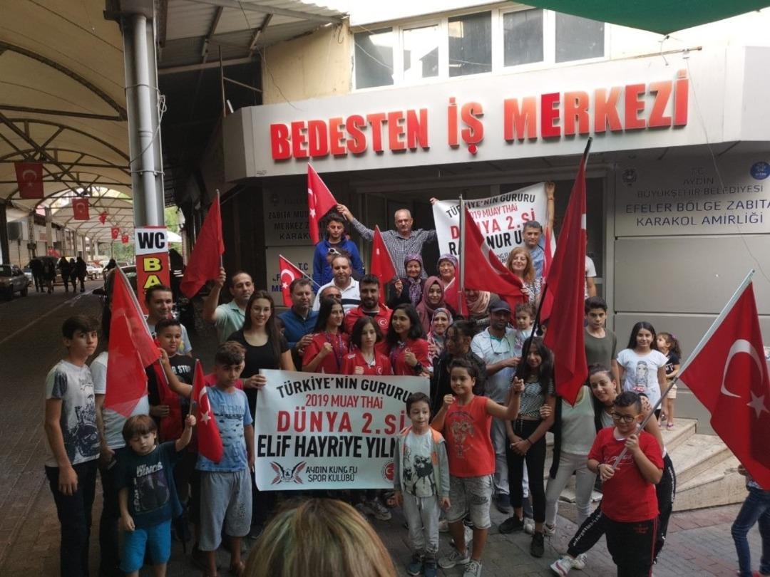 Şampiyonadan d&uuml;nya ikinciliği ile d&ouml;nen sporculara coşkulu karşılama