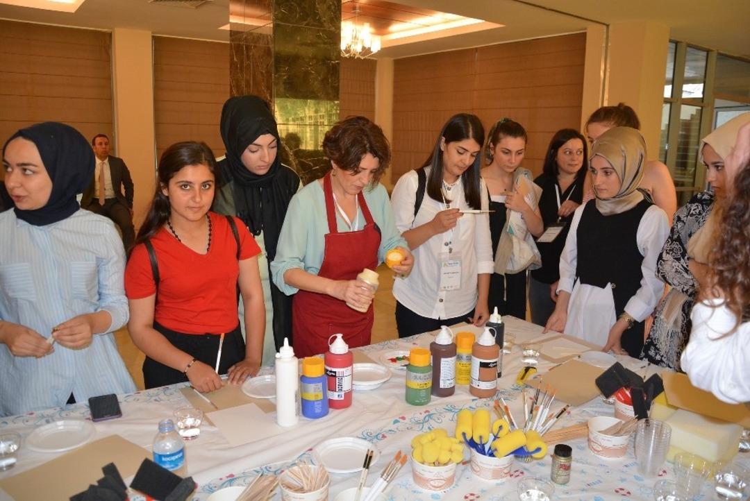 Tasarım g&uuml;nlerinde at&ouml;lye &ccedil;alışmalarına b&uuml;y&uuml;k ilgi