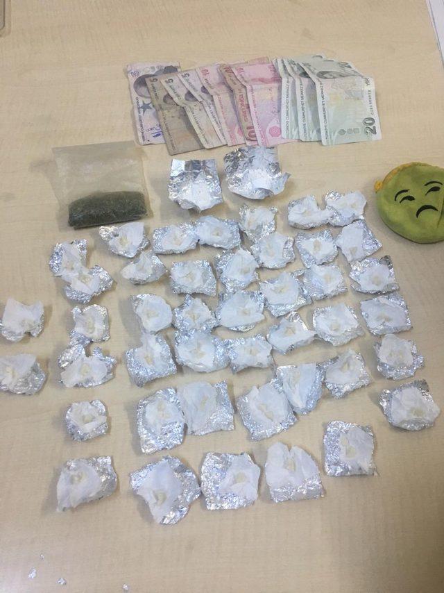 Taksisinde uyuşturucu ele geçirilen sürücüye gözaltı