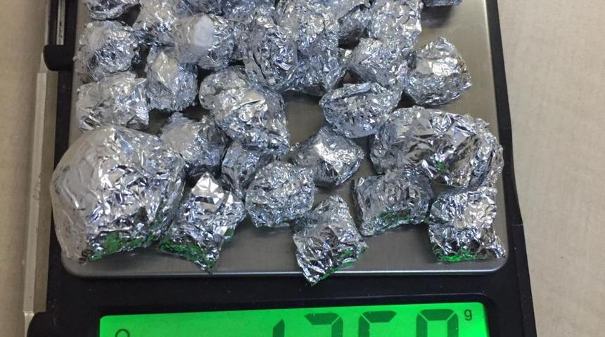 Taksisinde uyuşturucu ele ge&ccedil;irilen s&uuml;r&uuml;c&uuml;ye g&ouml;zaltı