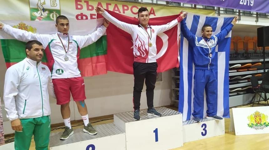 G&uuml;reş&ccedil;ilerden 1 altın, 1 g&uuml;m&uuml;ş madalya