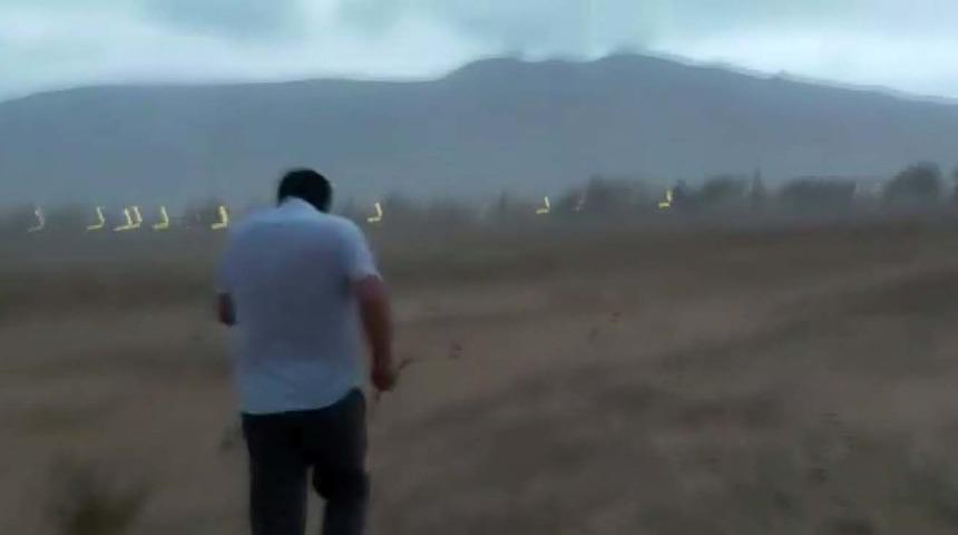 Bitlis'in G&ouml;lbaşı beldesi toz bulutu ile kaplandı