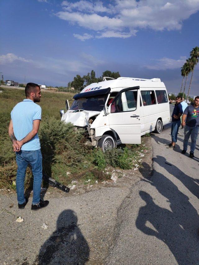 Minibüs ile otomobil çarpıştı: 5 yaralı