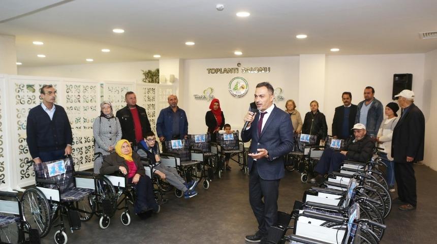 Bolu Belediyesi, 21 engelliye tekerlekli sandalye verdi