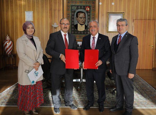 Atatürk Üniversitesi ile DAP, buzağılar için protokol imzaladı