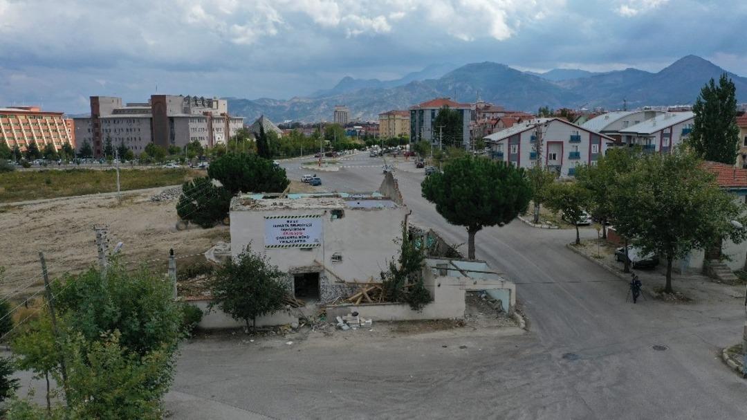 Isparta ulaşımında konfor i&ccedil;in yolda kalan evlerin yıkımları s&uuml;r&uuml;yor