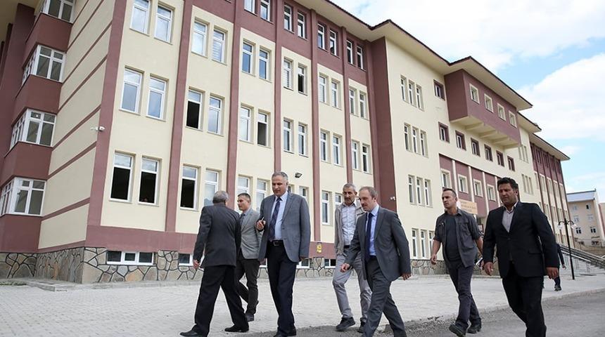 Vali C&uuml;neyt Epcim, okul ve pansiyonlarda incelemede bulundu