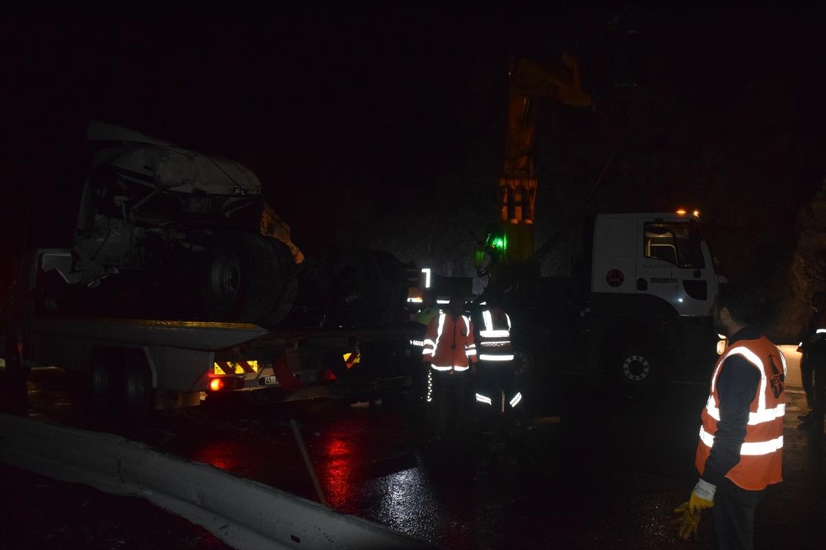 Trafik 2 saat boyunca kapandı! Kocaeli'de feci kaza!