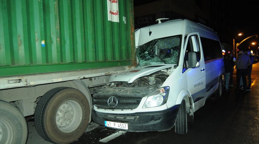 Servis minib&uuml;s&uuml; park halindeki tıra &ccedil;arptı: 4 yaralı