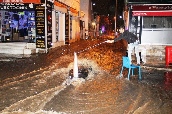 Bodrum'da caddeler göle döndü, ekipler teyakkuza geçti G2